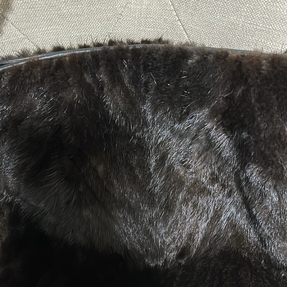 Really mink blk handbag made in Italy 🇮🇹 beautiful gold chain blk leather - Picture 3 of 5